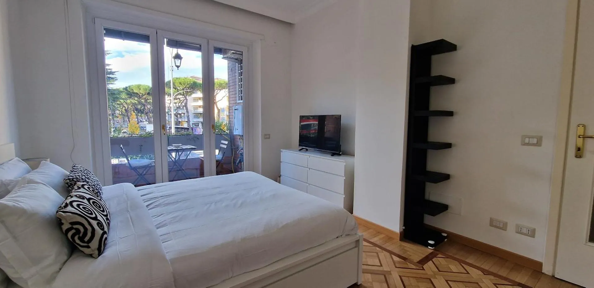 Large Apartment In San Pietro Rome